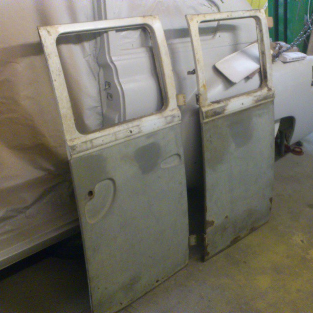 Got these og paint splitbus cargo doors 1963-67 all the way from Florida today.